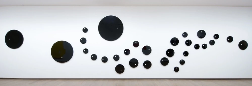 陳慧嶠，《冬日》，2009，乒乓球、氟碳烤漆、鐵板，272×1112×3.5cm，北美館收藏。-圖片